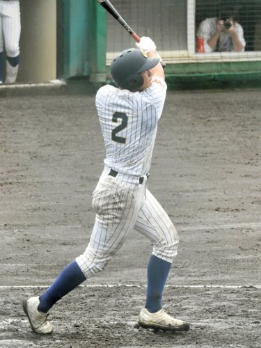 佐野日大―中央学院　６回表中央学院無死満塁、勝ち越しの中犠飛を放つ相馬＝１９日、富士北麓