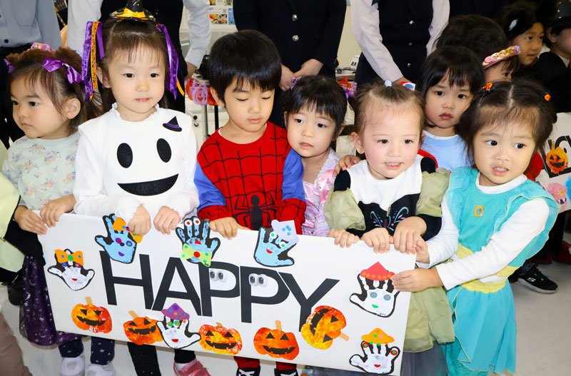成田空港で完成させたハロウィーンの飾り付けを持つ園児＝成田市