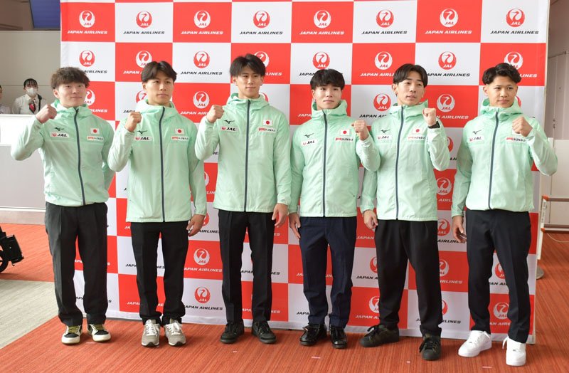 出発前にポーズをとる（右３人目から）岡慎之助、橋本大輝ら男子代表選手＝１３日、成田空港