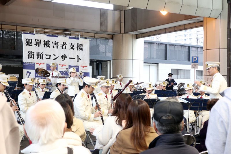 演奏を披露する県警音楽隊＝５日、千葉市中央区の京成千葉駅前