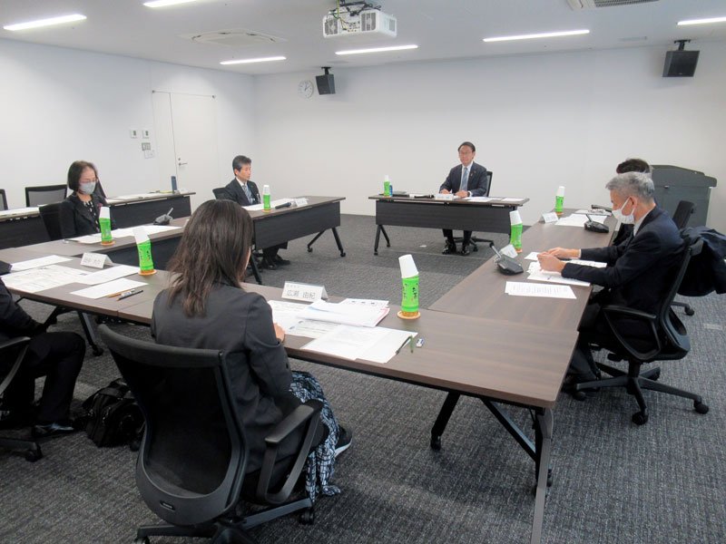 田中市長（中央奥）らが出席して開かれた総合教育会議＝市川市役所
