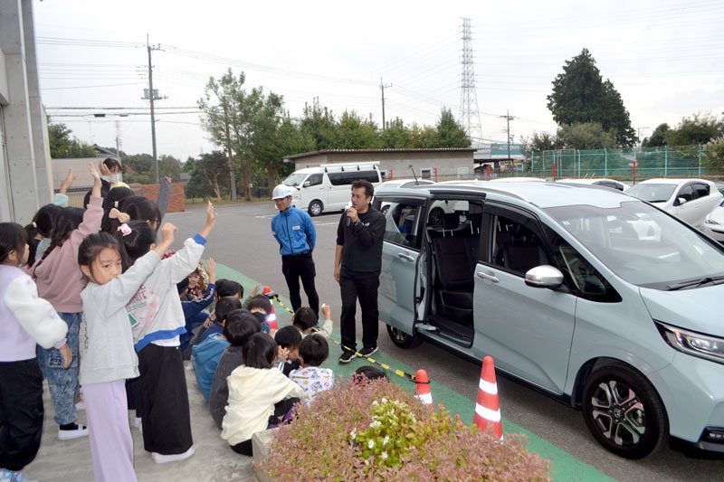 シートベルトの重要性を学ぶ児童ら＝八街市立朝陽小