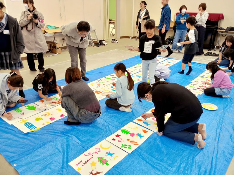 地域のバスＸマス仕様　多古　児童や高校生ら飾り付け