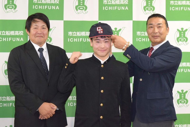千葉スカイセイラーズへの入団が決まった松原選手（中央）。左が杉山代表、右は星野ゼネラルマネジャー＝１７日、市立船橋高校