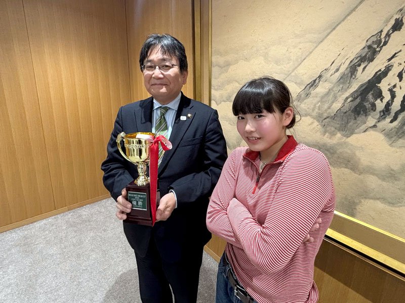 ブレークダンス大会で優勝した末田ひよりさん（右）＝千葉市役所
