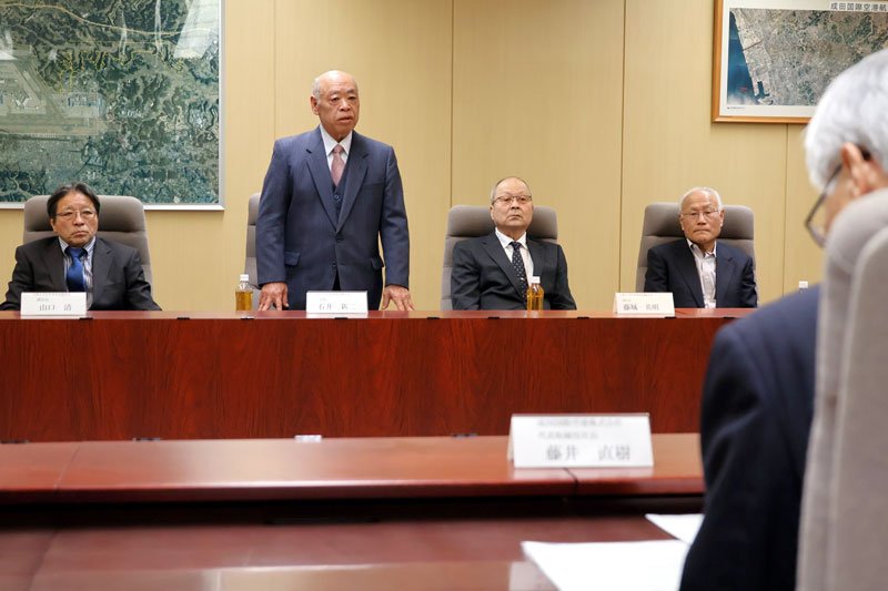 成田空港機能強化の用地確保に向けて提言する石井会長（左から２人目）ら＝２５日、成田市