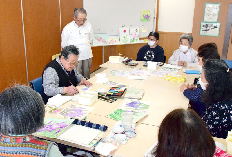 絵筆を握りショウブの描き方を教える矢部さん＝茂原市