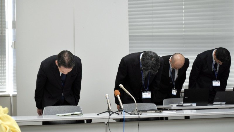 わいせつ行為をした教諭２人の懲戒免職処分を発表し、謝罪する県教委関係者＝１６日、県庁