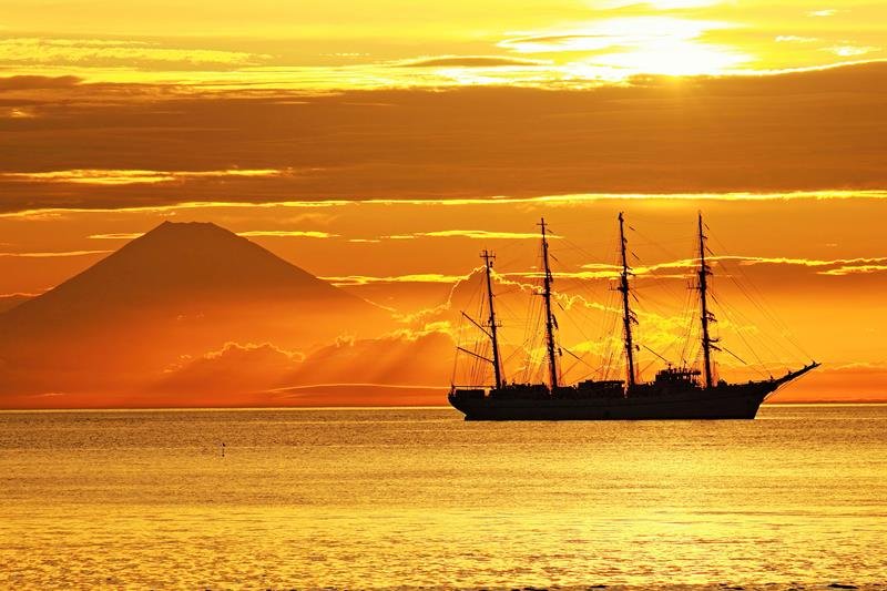 一般部門最優秀賞の「帆船海王丸の夕暮れ」（小宮晃さん撮影、県提供）
