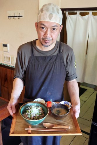 町特産のモツと長ネギを使用した「滋養めし」＝横芝光町