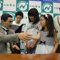 漱石ロイド“母校”で講演　「本物みたい」　没後１００年記念二松学舎大製作