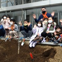 植樹式に参加した子どもたち