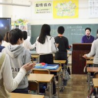 ゴスペルの魅力伝えたい　千葉県内小中学校で講師　山本愛さんが教則本　曲解説や黒人奴隷制の歴史も