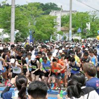 酒蔵や利根川沿い快走　「神崎発酵マラソン」初開催　県内で人口最少の町にランナー１５００人集う