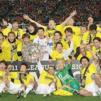 リーグ優勝を決めてチームメートと喜ぶ柏の工藤さん（前列右から３人目）