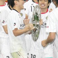リーグ優勝のシャーレを持つ大谷（左）と笑顔の工藤さん