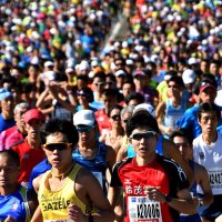 ちばアクアラインマラソン　一斉にスタートするランナー＝２０１８年