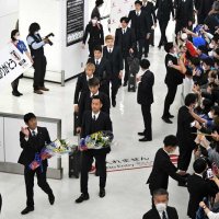【速報】サムライブルー誇らしく帰国　成田空港、サポーター歓喜の出迎え　Ｗ杯サッカー日本代表