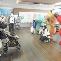 チーバくんらマスコットキャラクターが観光客をもてなした東京湾アクアライン２５周年イベント＝３日、木更津市