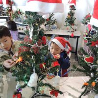 園児らツリー飾り付け　流山・運河駅　オランダ風Ｘｍａｓ演出　【師走スケッチ２０２２】