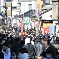 成田山新勝寺の参道は境内から離れた位置でも初詣客であふれた＝１日午後、成田市