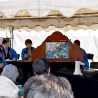 震災での実話を基にした紙芝居を上演するＮＰＯのメンバー