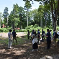 昭和の森フォレストビレッジを見学する都職員ら