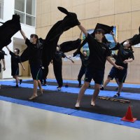 本番用の衣装を使い、振り付けを確認する部員たち
