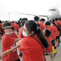 【動画あり】「動いた！」巨大航空機と綱引き　親子２５０人、勝負挑み勝利　成田空港