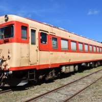 キハ３０（右奥）と連結したキハ２８＝同駅
