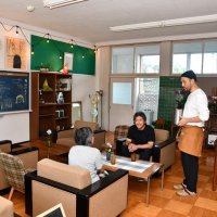 保健室を改装したカフェ。雑貨や、町内の新米などを販売する直売所機能を併せ持ち、曜日ごとにオーナーが入れ替わる＝東庄町
