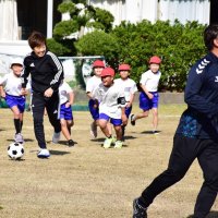 元サッカー日本代表と交流　宮間あやさん、佐藤勇人さん　関小児童、元気にプレー　白子