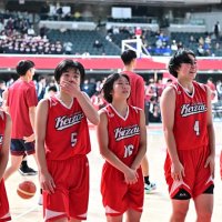 札幌山の手―千葉経大付　試合を終え応援席に挨拶をする千葉経大付の選手＝東京体育館