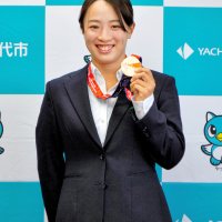 「４大大会出場目指す」　プロ転向のテニス山崎選手　出身の八千代で市長に報告