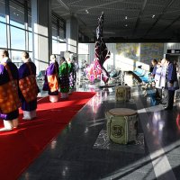 航空の安全や発展祈願　成田空港　４年ぶり外国人に振る舞い酒