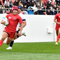 前半終了間際、トライを決める流通経大柏の丸岡（左）