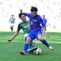市船橋－青森山田　後半、競り合う市船橋の郡司（右）と青森山田の小泉＝６日

