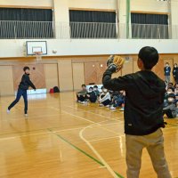 大谷選手から贈られたグローブでキャッチボールをする児童
