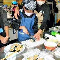 バラの絵柄の太巻きずしを作る長南町立長南小学校の子どもたち＝７日、同町