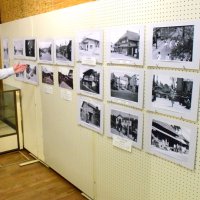 昭和３０～４０年代の写真が並ぶ展示会場＝長南町郷土資料館
