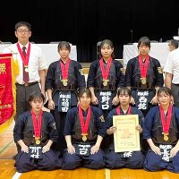 女子団体優勝した東海大浦安のメンバー。前列右から２人目が個人戦も制した小久保唯花主将（県高体連提供）