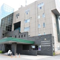 小学生がトラックにはねられ重傷　柏の交差点　運転の５１歳逮捕「脇見してしまった」