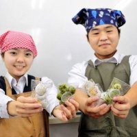 完成した「さくらふるふる」を手に笑顔を見せる中学生