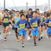 南房総市ロードレース千倉１０キロのスタート＝２６日、同市