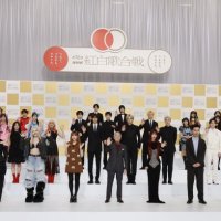 写真に納まる第７６回紅白歌合戦の出場者ら＝１４日午後、東京都渋谷区のＮＨＫ放送センター（共同）