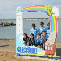 海、屏風ケ浦バックに撮影　銚子　フォトフレームお目見え