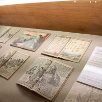 挿絵に文章が添えられた合巻も展示されている