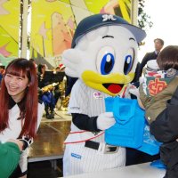 音楽、クイズで「年末年始安全に」　イオンモール幕張新都心で出動式　千葉ロッテ・マーくんも一日署長に