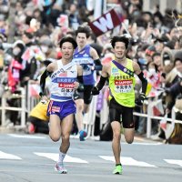 ゴールに向かう中央学院大アンカー・成川翔太（右）＝３日、東京・大手町