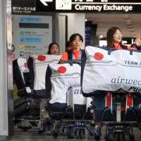 ミラノ・コルティナ冬季五輪でメダルを獲得して帰国したフィギュアスケートの（右から）坂本、鍵山、中井の３選手＝２４日午後、成田市の成田空港